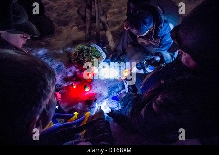 L'Ukraine Euromaidan proteste : vigile de nuit sur les barricades à Kiev, Ukraine. Banque D'Images