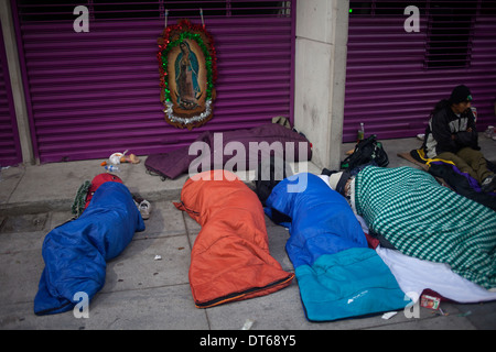 Dormir à l'extérieur de la pèlerins notre Basilique Notre-Dame de Guadalupe à Mexico, Mexique, le 10 décembre 2013. Banque D'Images