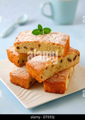 Gâteau mousse au chocolat et morceaux d'amandes. Recette disponible. Banque D'Images