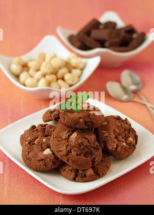 Les cookies au chocolat avec noix de macadam. Recette disponible. Banque D'Images