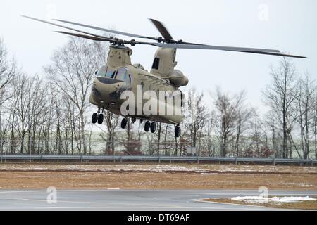 Grafenwoehr, Allemagne. 10 fév, 2014. Un hélicoptère CH-47 Chinook de Boeing pour les approches à l'atterrissage à l'espace de formation à Grafenwoehr, Allemagne, 10 février 2014. Environ 350 soldats est passé de environ 330 mètres au-dessus du niveau de la mer d'un hélicoptère militaire. La formation prépare la 173e Brigade aéroportée pour d'autres opérations. L'unité a déjà été employé dans les zones de guerre en Irak et en Afghanistan. Photo : ARMIN WEIGEL/dpa/Alamy Live News Banque D'Images