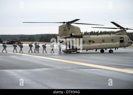 Grafenwoehr, Allemagne. 10 fév, 2014. Des soldats de l'armée américaine entrer un hélicoptère CH-47 Chinook de Boeing à la zone d'entraînement à Grafenwoehr, Allemagne, 10 février 2014. Environ 350 soldats est passé de environ 330 mètres au-dessus du niveau de la mer d'un hélicoptère militaire. La formation prépare la 173e Brigade aéroportée pour d'autres opérations. L'unité a déjà été employé dans les zones de guerre en Irak et en Afghanistan. Photo : ARMIN WEIGEL/dpa/Alamy Live News Banque D'Images