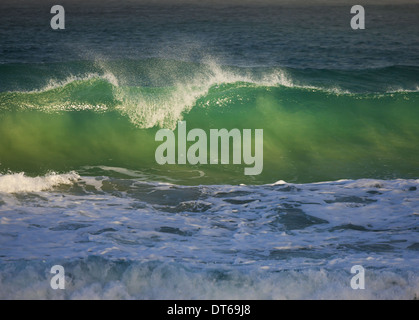 Cresting vagues au large des côtes de Cape Algulhas dans le sud de l'Afrique du Sud. Banque D'Images