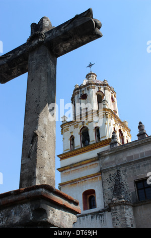 Traversez en premier plan devant l'église de San Juan (église Saint-Jean) sur la place principale de Coyoacan, Mexico Banque D'Images