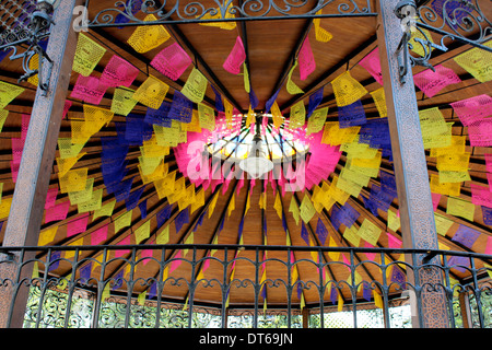 Drapeaux en papier colorés dans le kiosko ou le stand de groupe dans la place principale, Coyoacan, Mexico Banque D'Images
