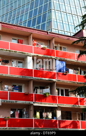 La partie rouge de la Maison Arc-en-ciel à l'hôtel Radisson de contexte sur l'Avenue Rustaveli, Batumi, République de Géorgie Banque D'Images