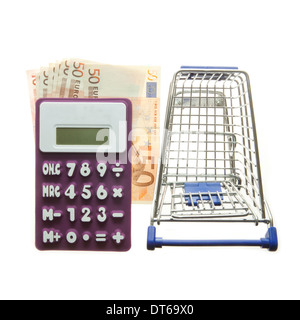 Arrangement de calculatrice, billets et panier isolated on white Banque D'Images