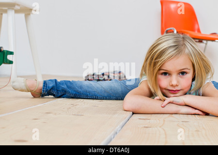 Studio shot of girl doing the splits Banque D'Images