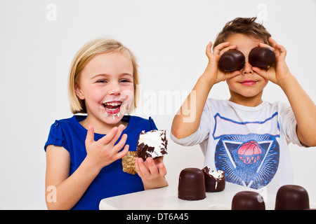 Portrait de frère et soeur avec guimauves au chocolat Banque D'Images