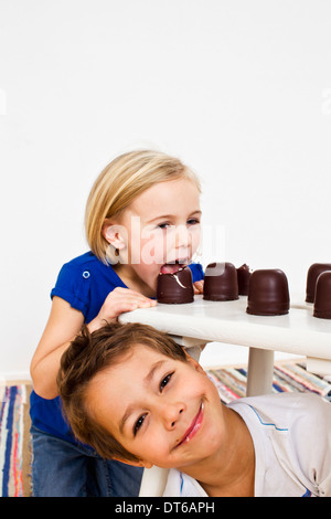 Portrait de Soeur et frère avec guimauves au chocolat Banque D'Images