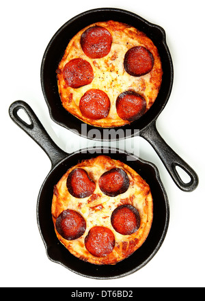 Deux servent des Pizzas Pepperoni Skillet Over White Banque D'Images