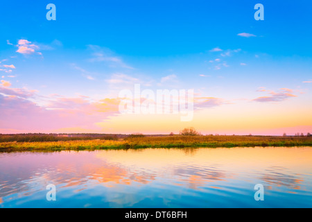 Coucher de soleil, lever du soleil sur la rivière. Fédération Nature Background Banque D'Images
