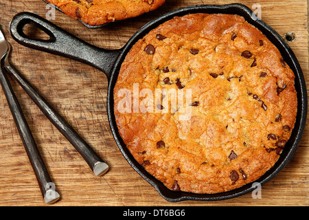 Gluten Free chocolate chip cookie poêle sur table. Banque D'Images