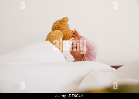 Baby Girl Playing with teddy bear Banque D'Images