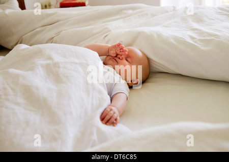 Baby Girl asleep on bed Banque D'Images