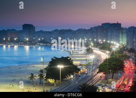 La plage de Copacabana la nuit, Rio de Janeiro, Brésil Banque D'Images