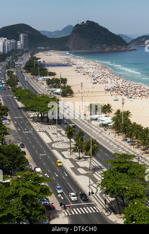 Sur la plage de Copacabana, Rio de Janeiro, Brésil Banque D'Images