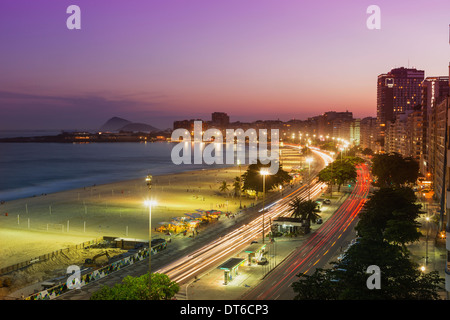 La plage de Copacabana et de la route de nuit, Rio de Janeiro, Brésil Banque D'Images