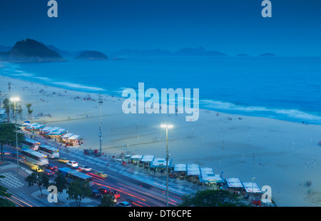 Sur la plage de Copacabana la nuit, Rio de Janeiro, Brésil Banque D'Images