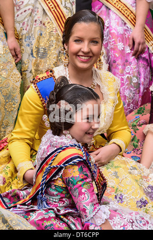 Espagne, province de Valence, Valence, Reina Fallera en costume traditionnelle de valence avec un enfant à las Fallas festival. Banque D'Images