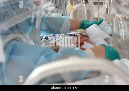 Une infirmière s'occupe d'un nouveau-né prématuré dans un incubateur à l'unité de soins néonatals intensifs de l'hôpital universitaire de la charité" à Berlin, Allemagne, 05 février 2014. Photo : Britta Pedersen/dpa Banque D'Images