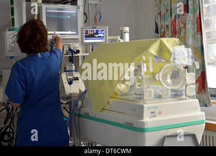 Une infirmière vérifie un incubateur à l'unité de soins néonatals intensifs de l'hôpital universitaire de la charité" à Berlin, Allemagne, 05 février 2014. Photo : Britta Pedersen/dpa Banque D'Images