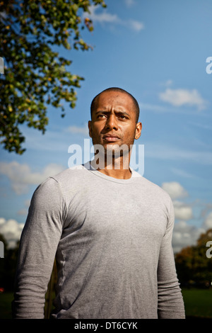 Man Standing in park Banque D'Images