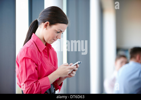 Businesswoman using cell phone Banque D'Images