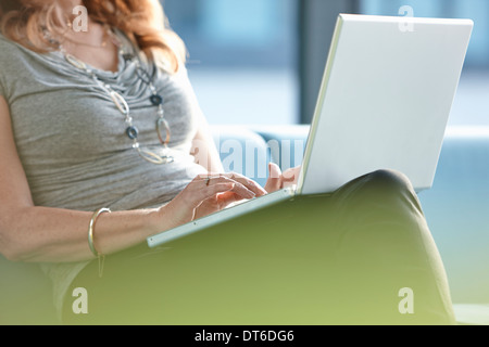 Businesswoman using laptop Banque D'Images
