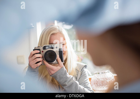 Teenage girl friend photographier avec l'appareil photo Banque D'Images