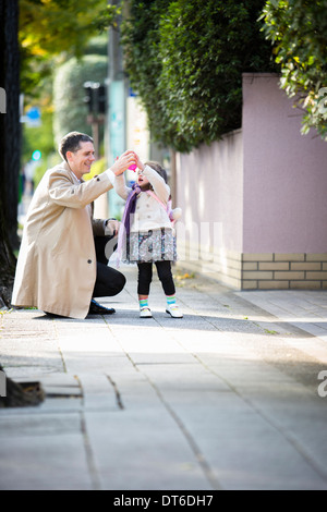 Père et fille sur le pavé Banque D'Images