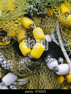 Tas de filets de pêche commerciale, avec le jaune et blanc flotte, sur le quai de Fisherman's Terminal, Seattle. Banque D'Images