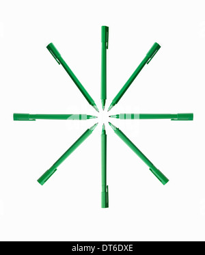 Les fournitures de bureau. Stylos feutre de couleur verte, plumes et pen top cas, disposés en étoile. Banque D'Images