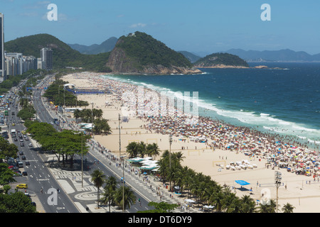 Des foules de vacanciers sur la plage de Copacabana, Rio de Janeiro, Brésil Banque D'Images