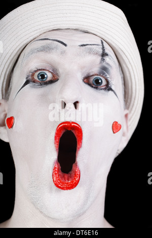 Portrait de funny crier mime dans white hat closeup Banque D'Images