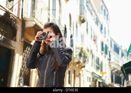 Fille de prendre des photographies, Venise, Italie Banque D'Images