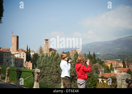 Jeunes Frères photographier de parc, Province de Venise, Italie Banque D'Images