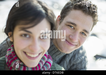 Près de deux personnes, un homme et une femme, un couple à l'extérieur sur une journée d'hiver. Banque D'Images