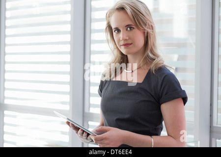 Portrait of young businesswoman using digital tablet Banque D'Images