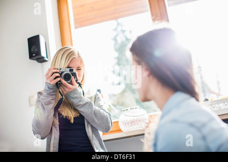 Teenage girl friend photographier avec l'appareil photo Banque D'Images