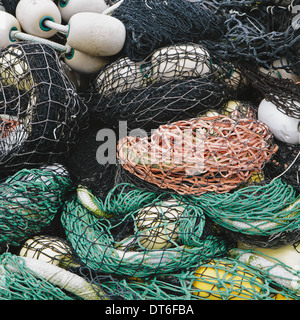 Tas de filets de pêche commerciale, avec des flotteurs, blanc sur le quai de Fisherman's Terminal, Seattle. Banque D'Images