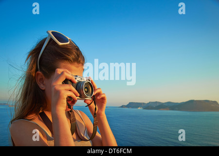 Fille de prendre des photos en vacances, Kas, Turquie Banque D'Images