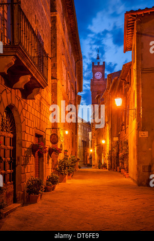 La vue le long crépuscule dans Gozzante Via Pienza, Toscane, Italie Banque D'Images
