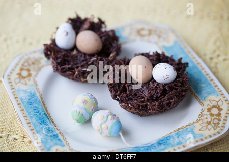 La vie encore d'oeufs de pâques en chocolat nids au chocolat Banque D'Images