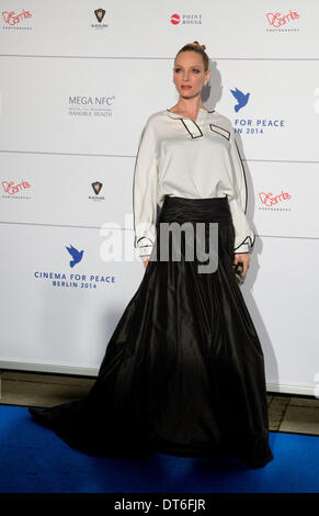 Berlin, Allemagne. 10 fév, 2014. L'actrice Uma Thurman arrive pour le gala de cinéma pour la paix pendant le 64e Festival du Film de Berlin à Berlin, Allemagne, 10 février 2014. La cérémonie de remise des prix et du gala aura lieu chaque année dans le cadre de la Berlinale. Photo : ARNO BURGI/DPA/Alamy Live News Banque D'Images