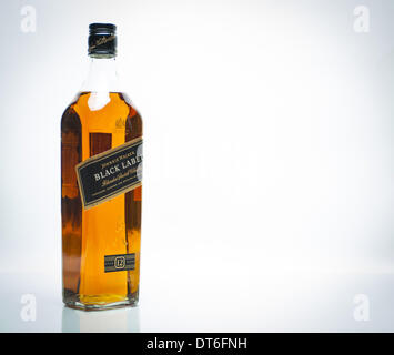 3 février 2014 - Kilmarnock, en Ecosse, en Écosse - John'' ''Johnnie Walker première a commencé à vendre du whisky dans son magasin général Kilmarnock sur 1820. Peu de temps après sa mort, son fils a commencé à vendre du whisky blended Scotch lorsqu'il est devenu légal de 1860. Maintenant, une marque internationale, et le plus largement distribué dans le monde Whisky Johnnie Walker, est facilement reconnus pour leurs étiquettes multicolores. Johnnie Walker utilise rouge, noir, double noir, vert, or, platine et plus récemment, bleu pour indiquer la durée de leur whisky écossais a été vieilli. (Crédit Image : © David Bro/ZUMAPRESS.com Banque D'Images