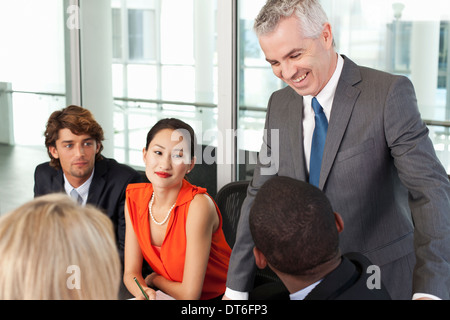 L'équipe de l'entreprise holding meeting in office Banque D'Images