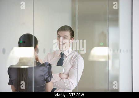 Des collègues en discussion à travers le verre Banque D'Images
