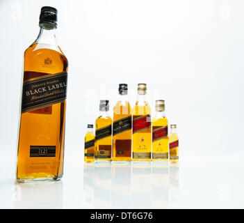 3 février 2014 - Kilmarnock, en Ecosse, en Écosse - John'' ''Johnnie Walker première a commencé à vendre du whisky dans son magasin général Kilmarnock sur 1820. Peu de temps après sa mort, son fils a commencé à vendre du whisky blended Scotch lorsqu'il est devenu légal de 1860. Maintenant, une marque internationale, et le plus largement distribué dans le monde Whisky Johnnie Walker, est facilement reconnus pour leurs étiquettes multicolores. Johnnie Walker utilise rouge, noir, double noir, vert, or, platine et plus récemment, bleu pour indiquer la durée de leur whisky écossais a été vieilli. (Crédit Image : © David Bro/ZUMAPRESS.com Banque D'Images