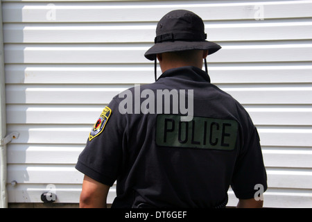 Service de police de Detroit Narcs officer au cours d'un raid dans une maison à Detroit, Michigan, USA Banque D'Images
